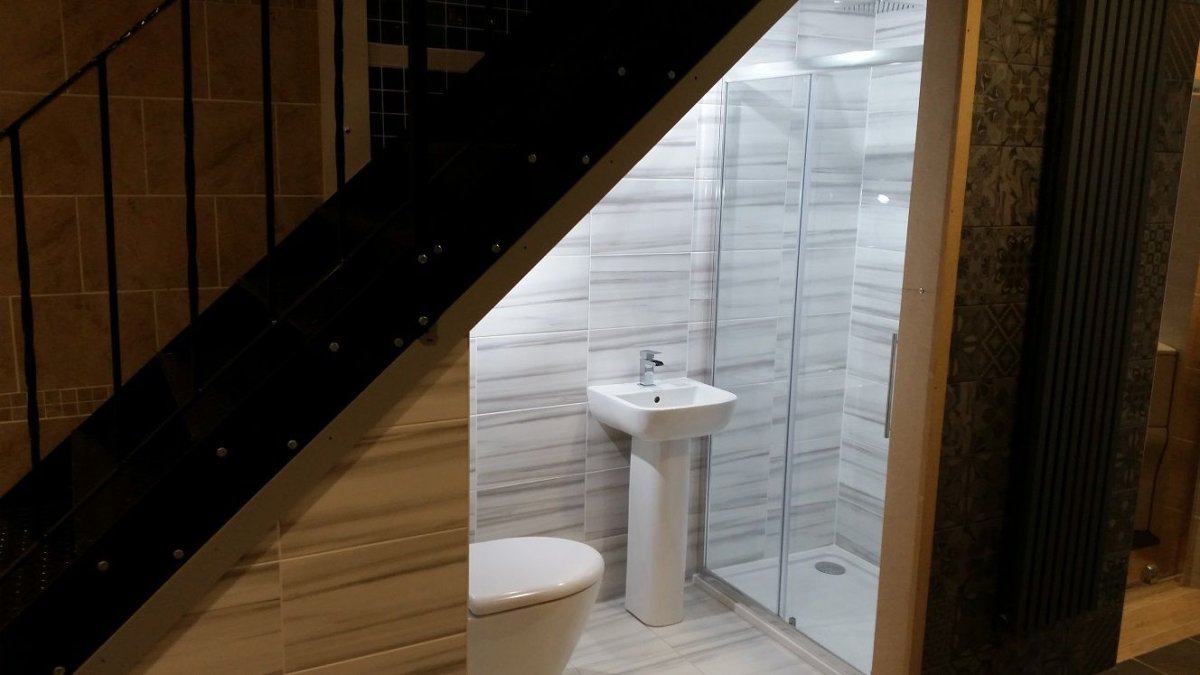 Душевая под лестницей