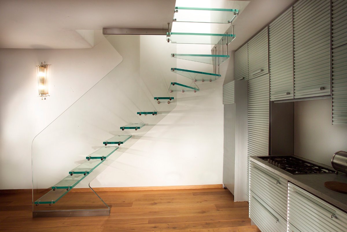 Лестница на больцах двухмаршевая