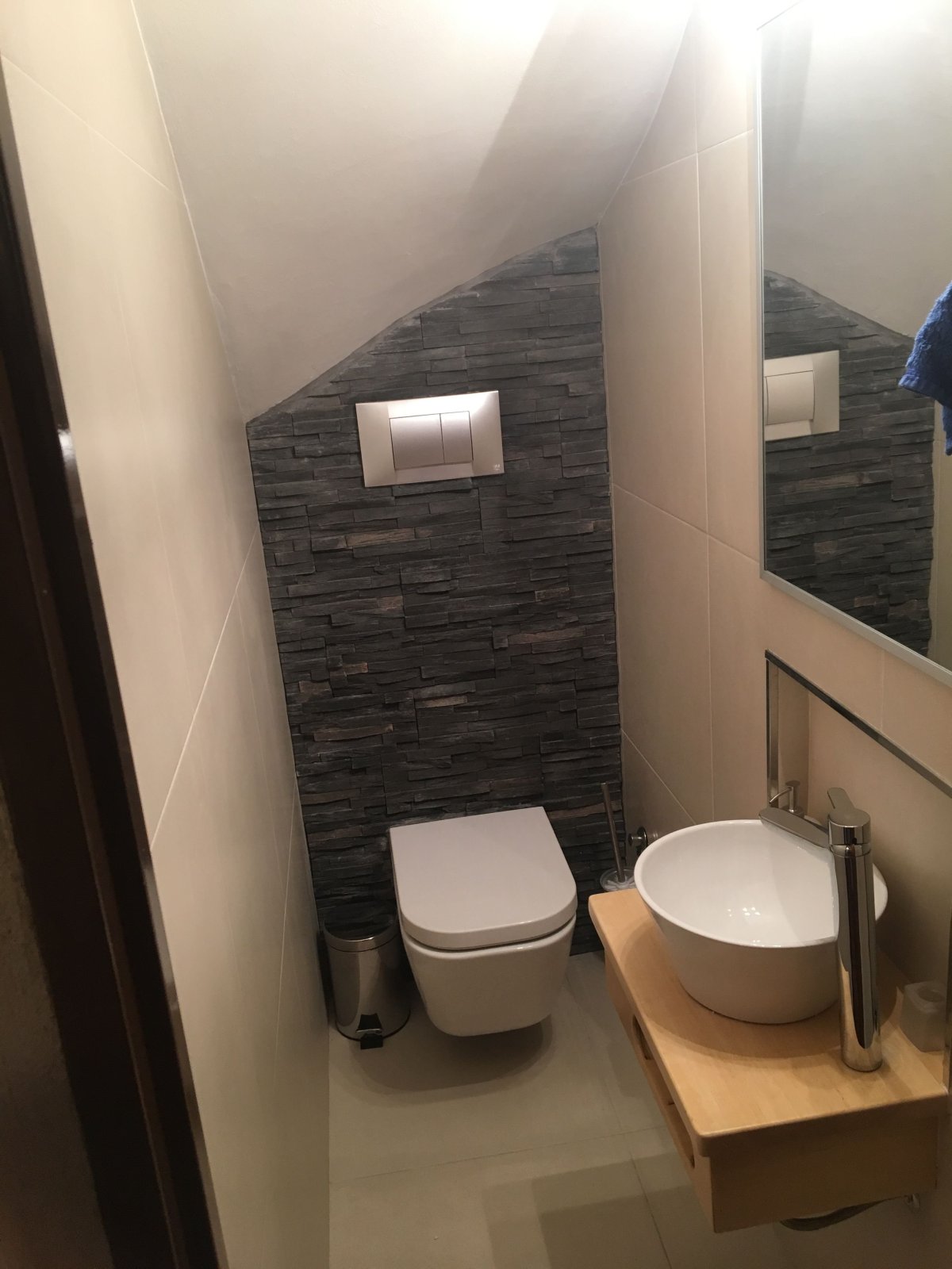 Туалет на мансарде маленький