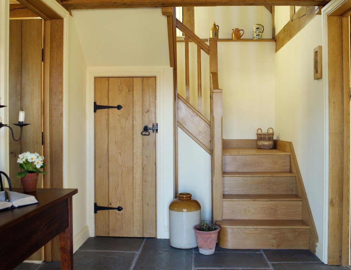 Туалет под лестницей в деревянном доме