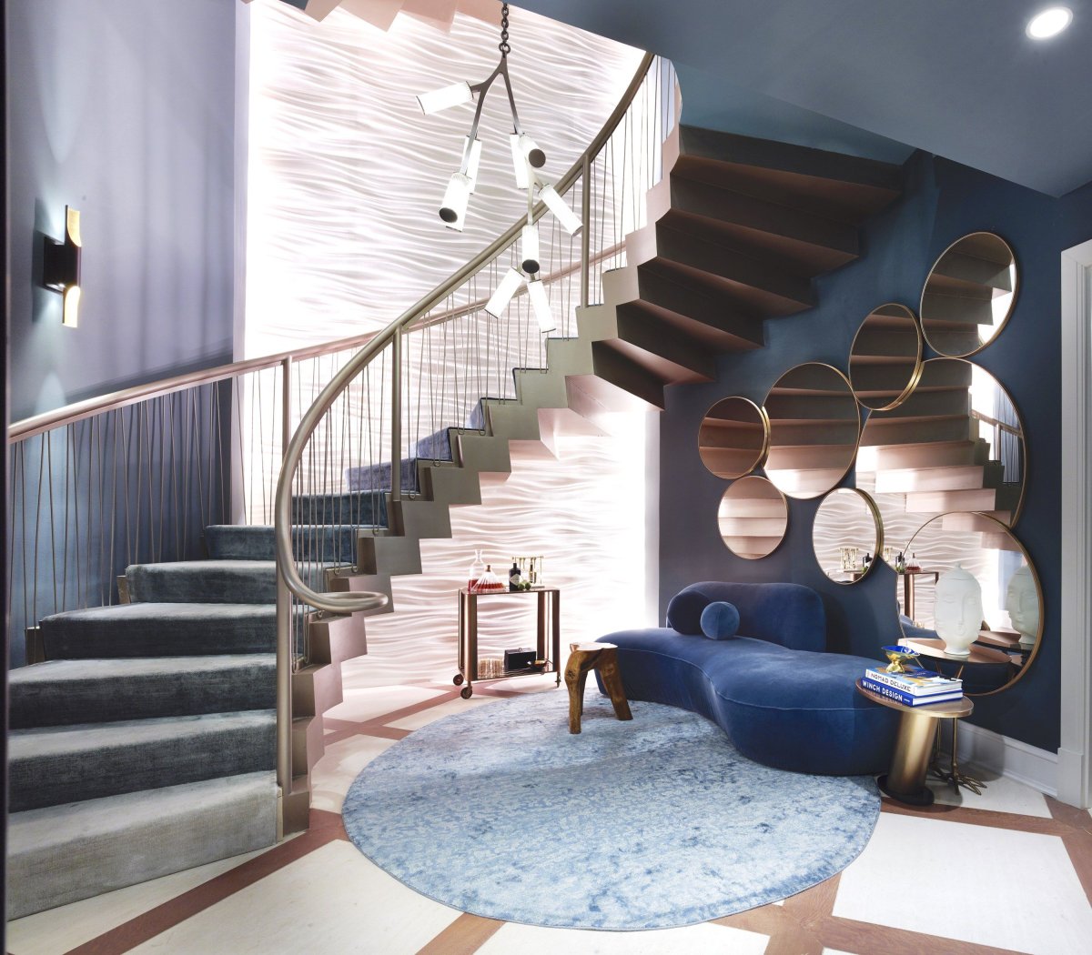 Синие обои в гостиной с лестницей дизайн