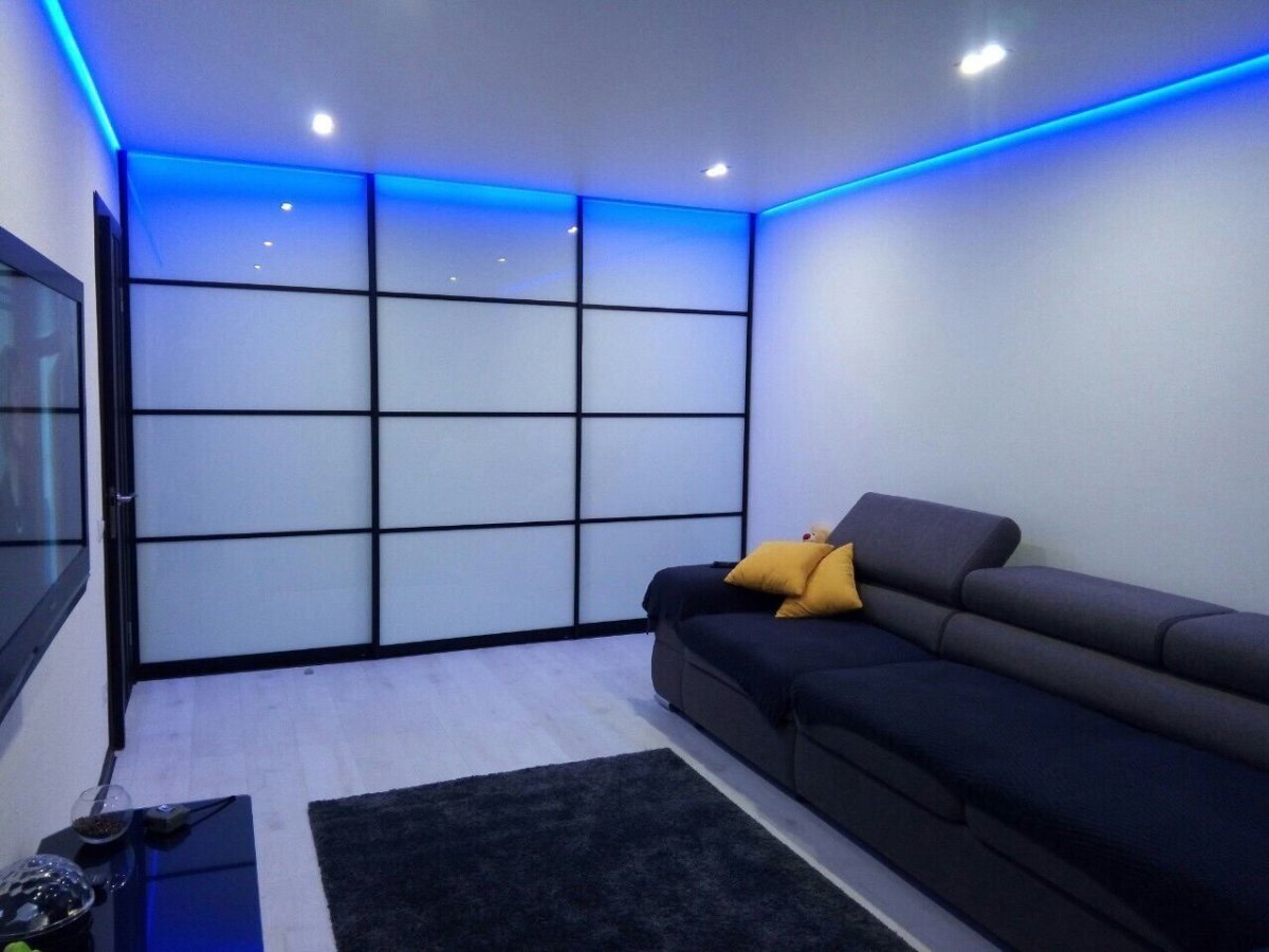 Парящий потолок с подсветкой со шкафом