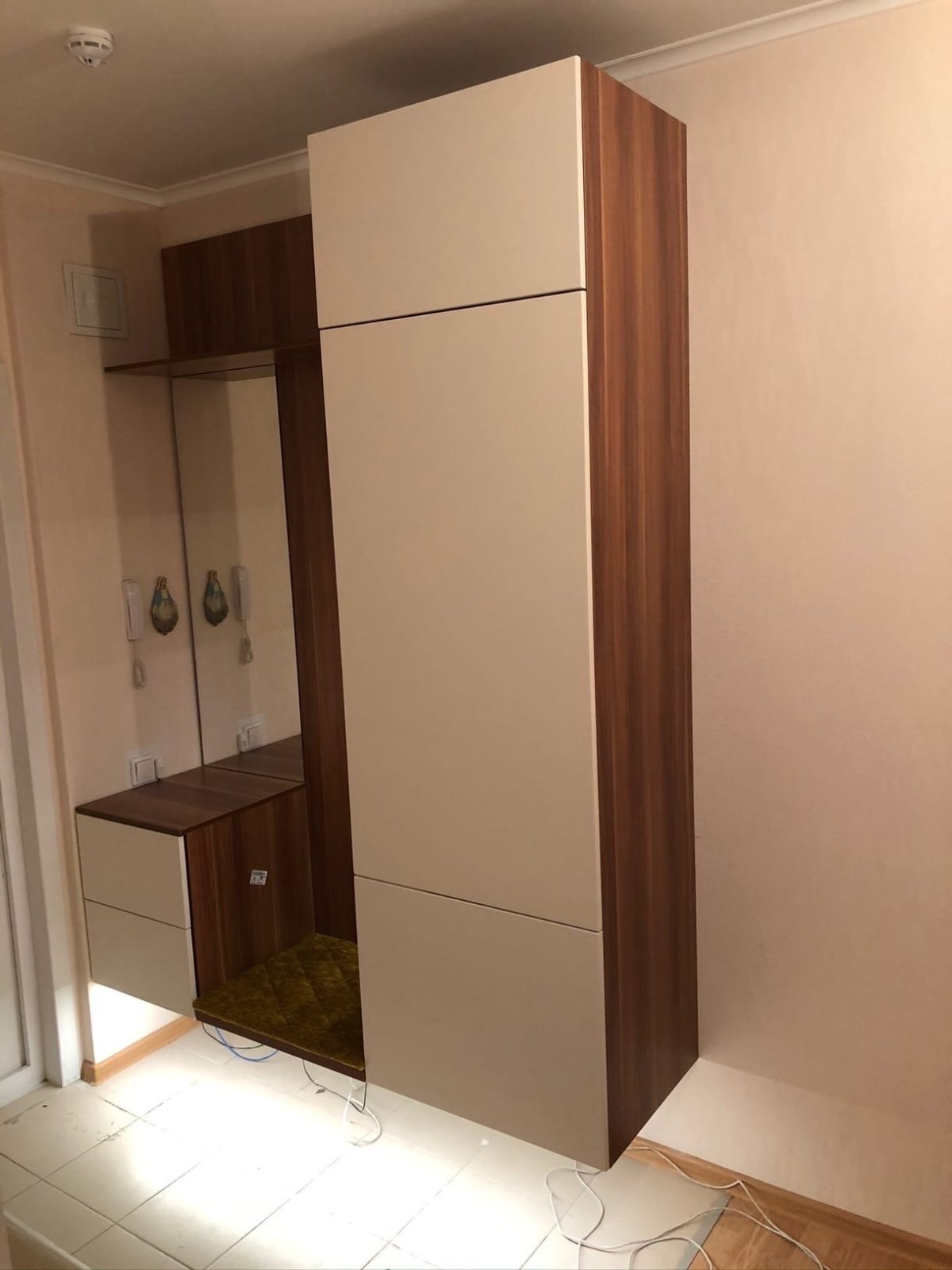 Парящий шкаф в прихожую