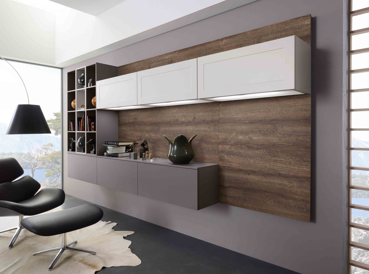 Кухня переходящая в стенку