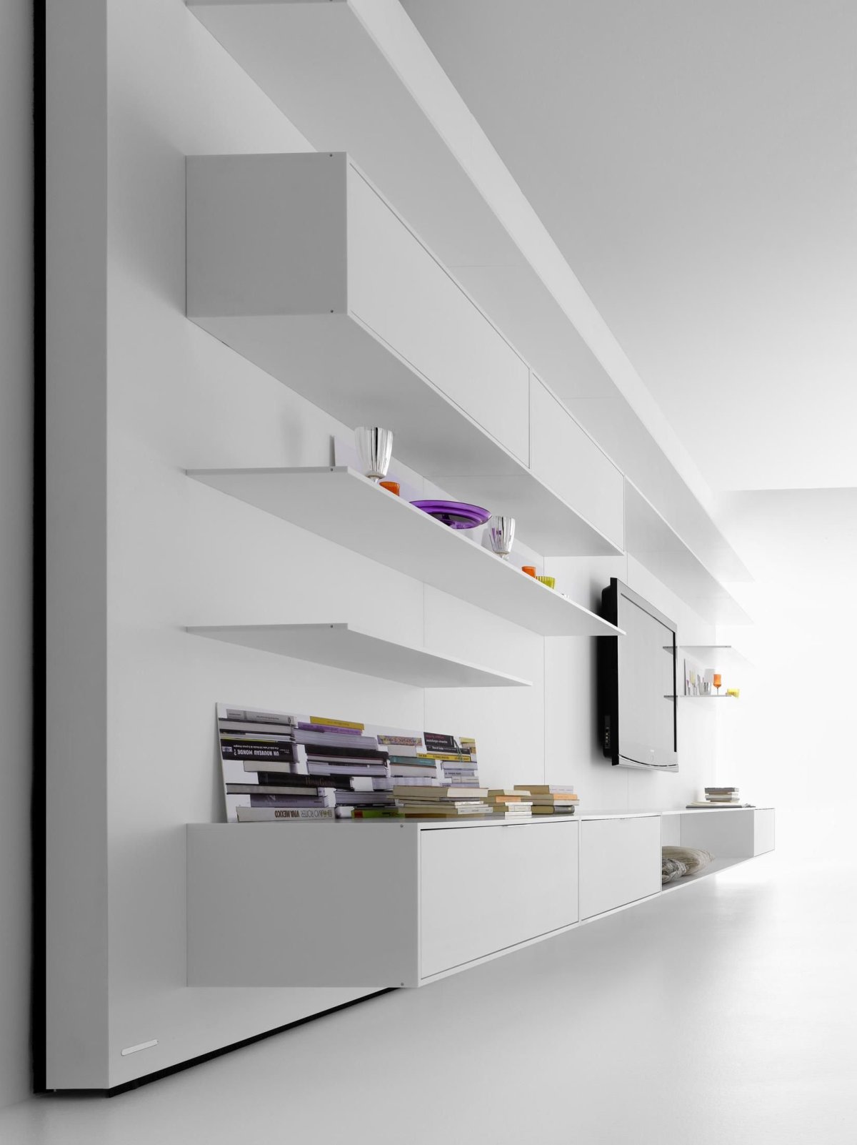 Парящий шкаф в гостиную