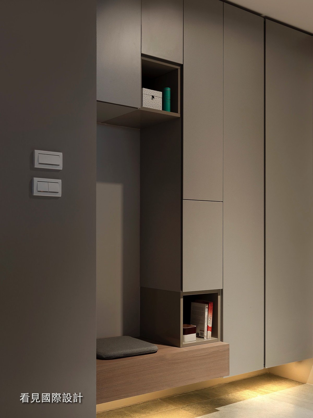 Парящий шкаф в прихожую