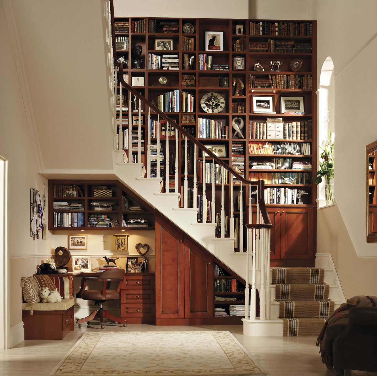 Книжный шкаф под лестницей