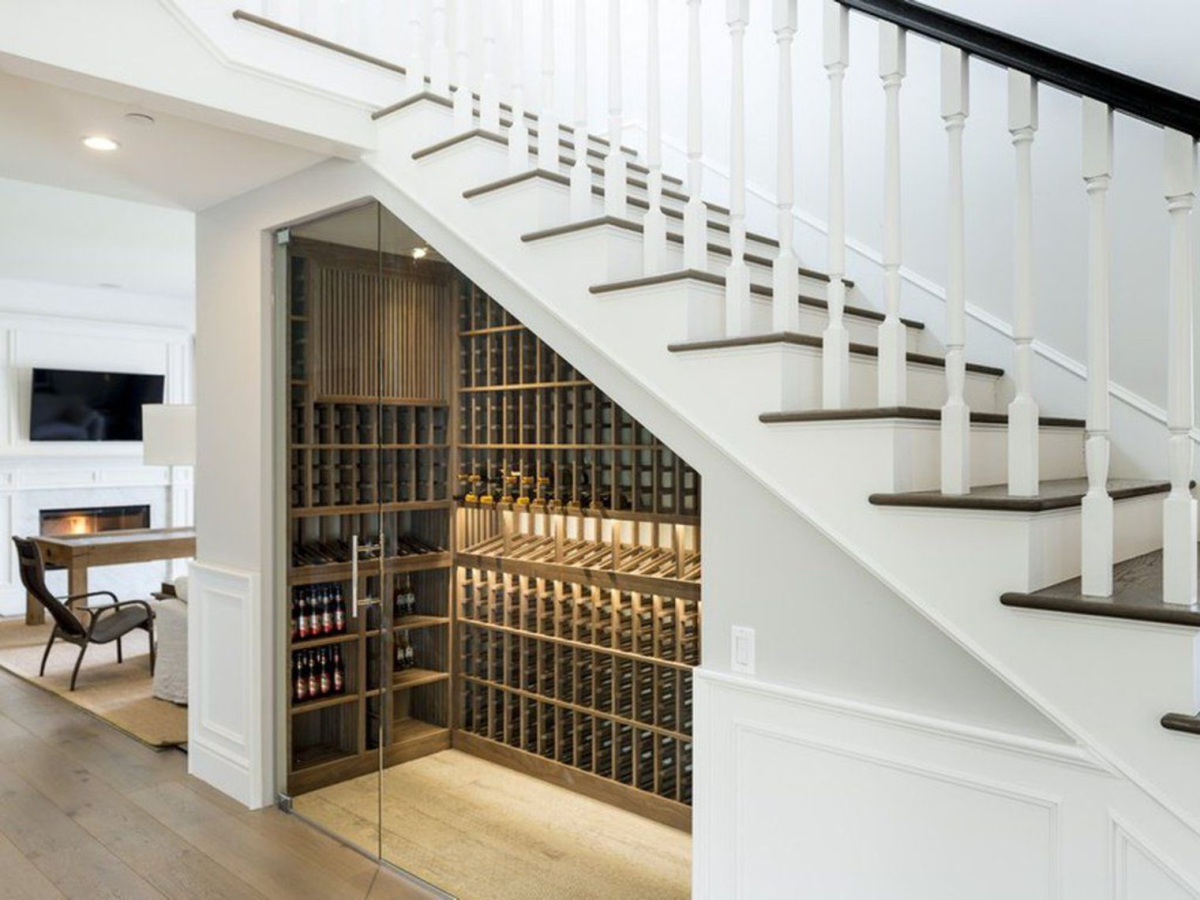 Винный шкаф под лестницей