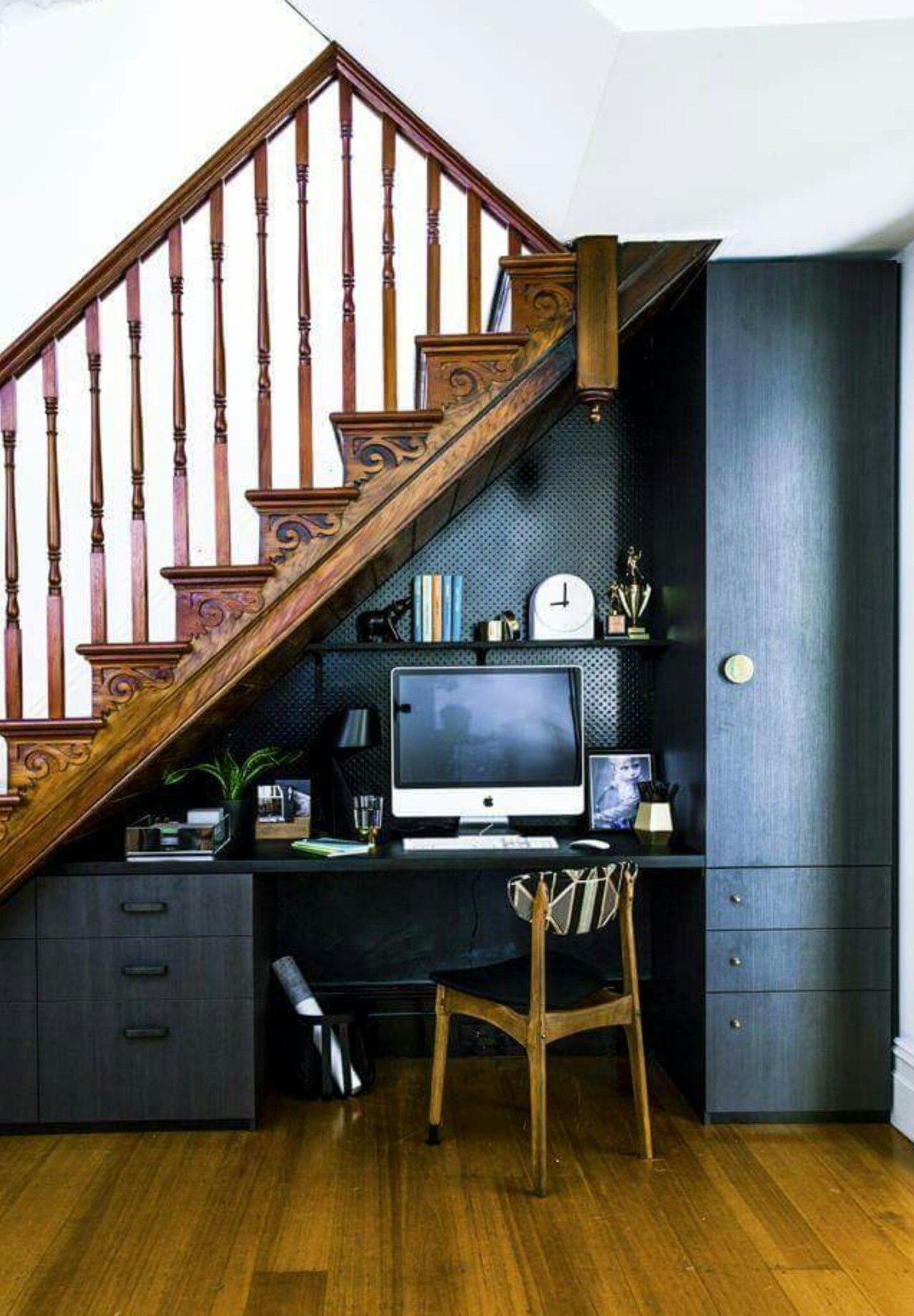 Пространство под лестницей