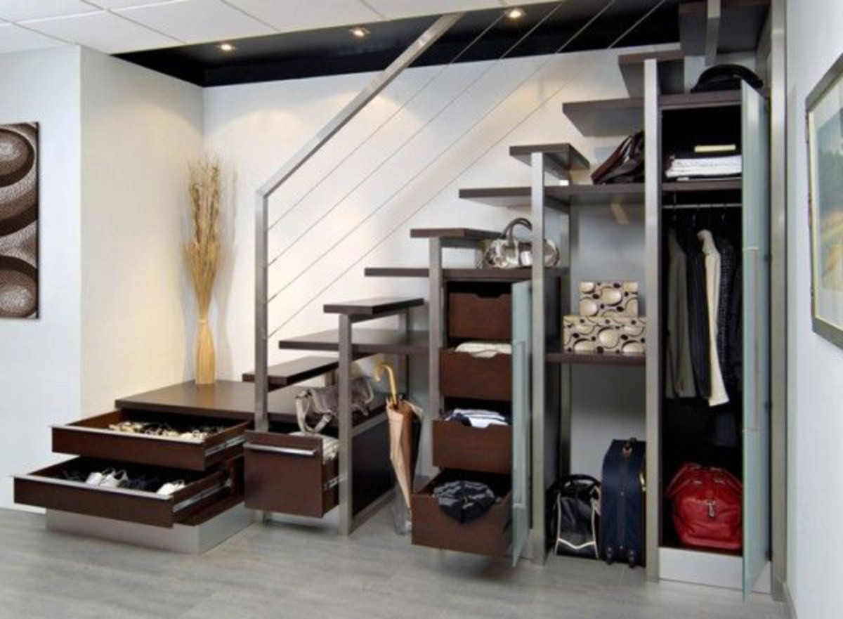 Шкафы под лестницей в прихожей