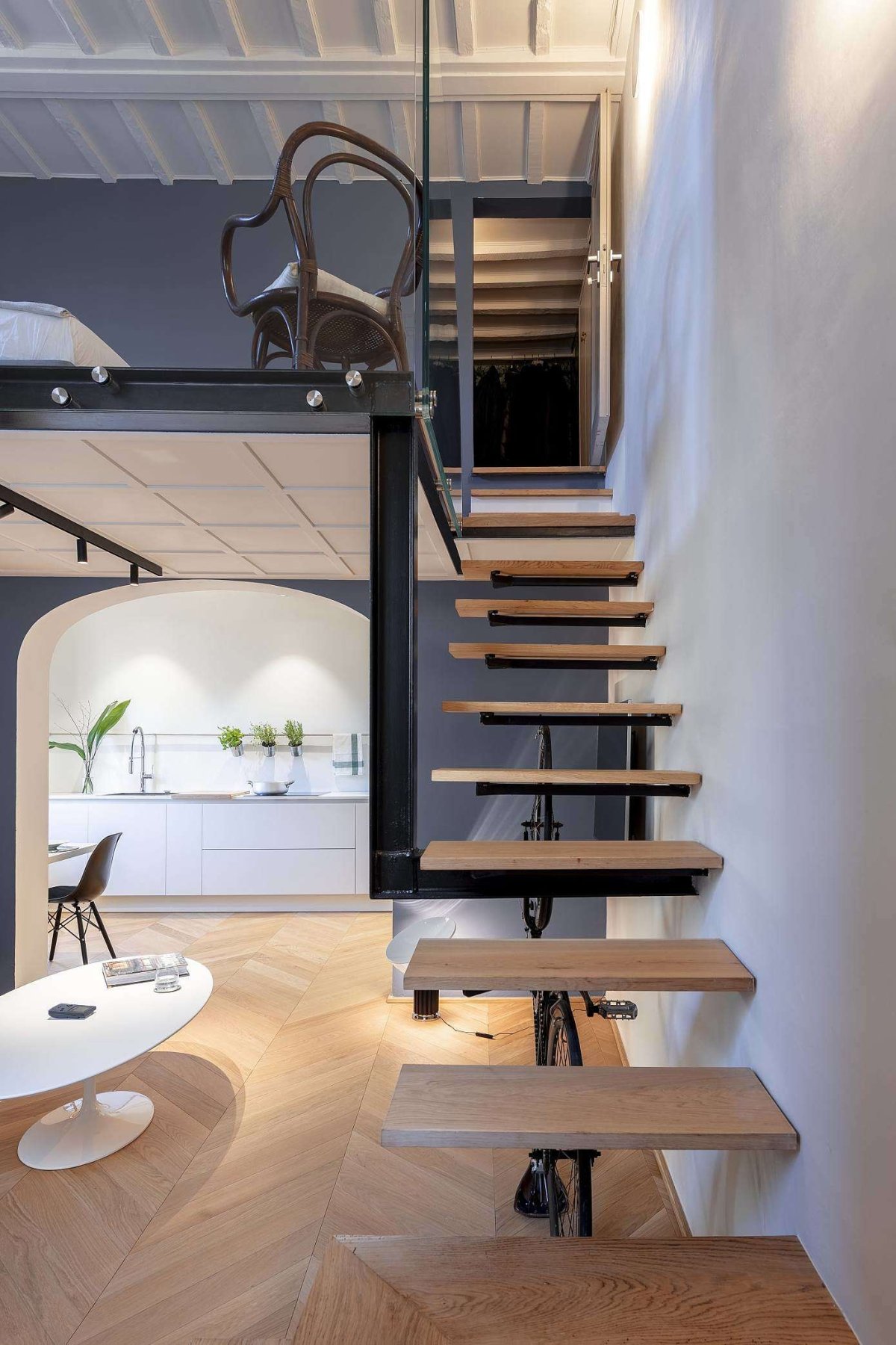 Лестница в двухуровневой квартире