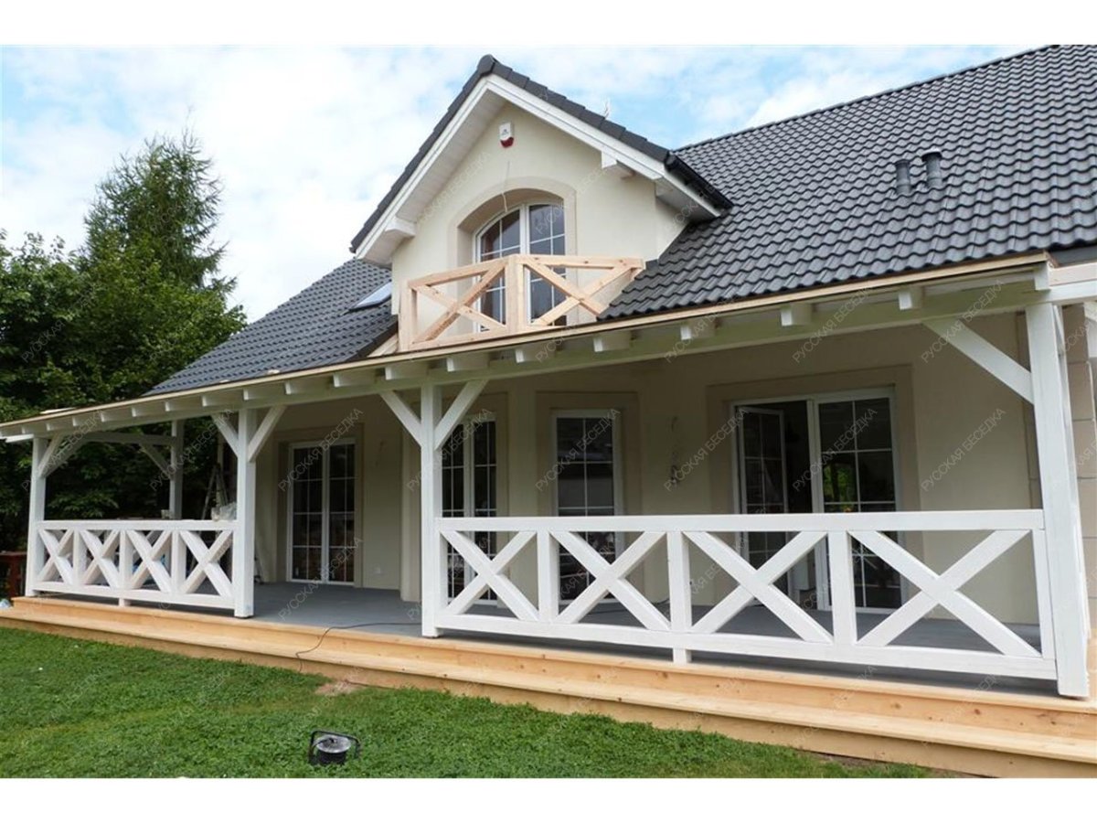 Дом с двускатной крышей и террасой