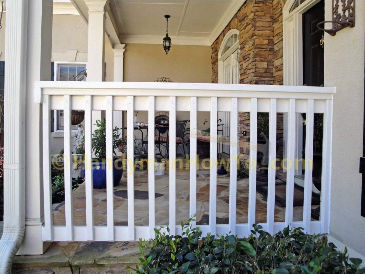 Перила для веранды из дерева белые