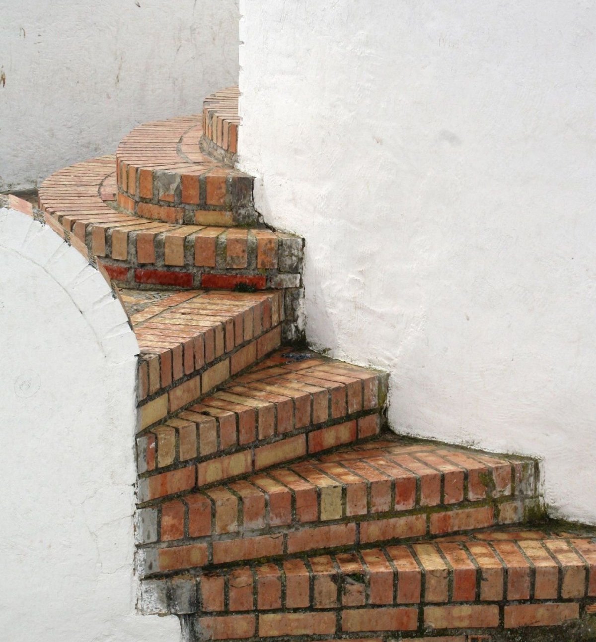 Ступеньки из старого кирпича