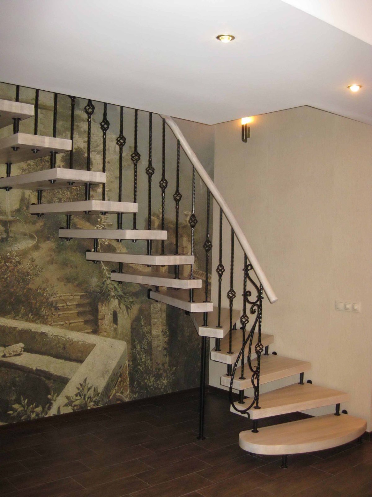 Полувинтовая лестница на второй этаж