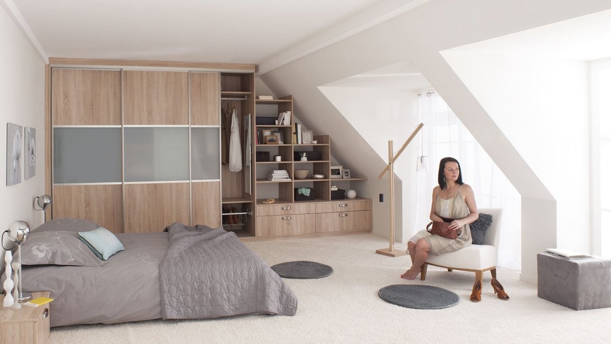 Шкаф под мансарду в спальне
