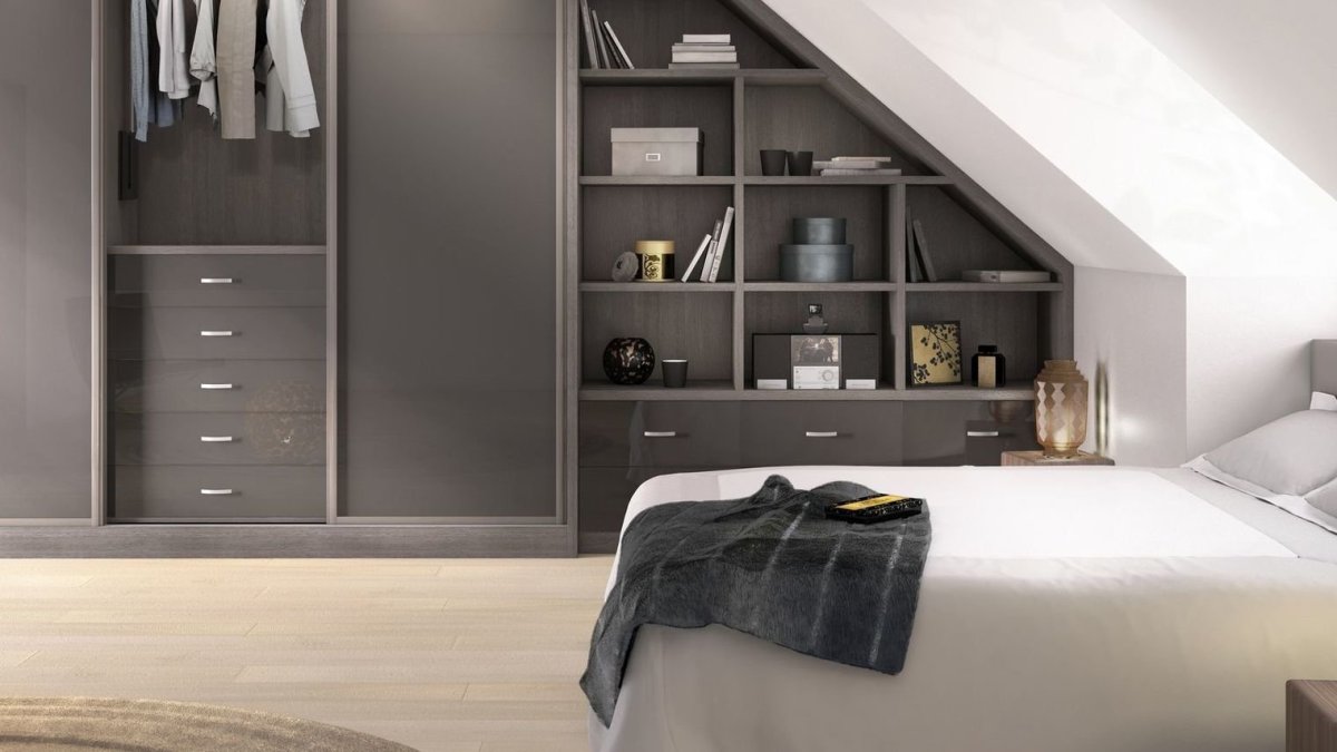 Шкаф в спальне на мансарде