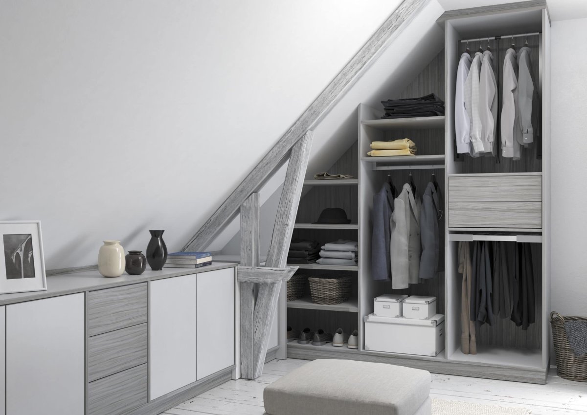 Шкафы в мансардной комнате ступеней