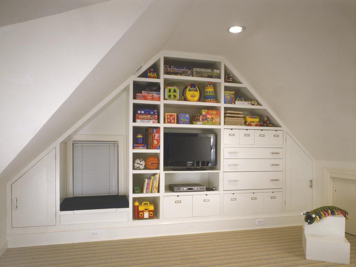 Шкаф на мансардный этаж мансардный