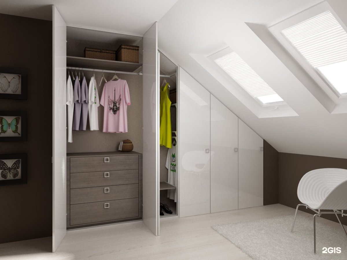 Встроенный шкаф на мансарде
