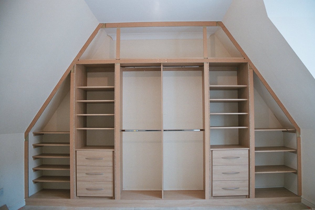 Шкаф купе для мансардного этажа