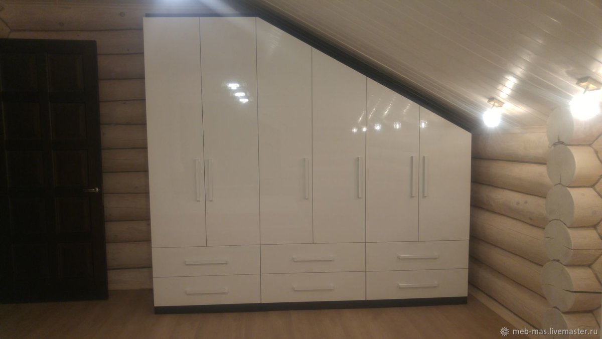 Шкаф на мансарде