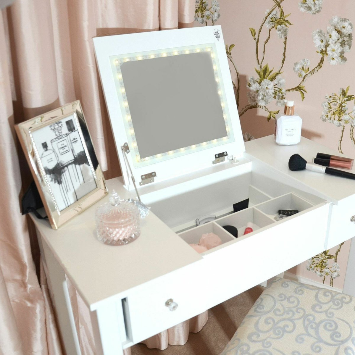 Столик для макияжа с откидным зеркалом