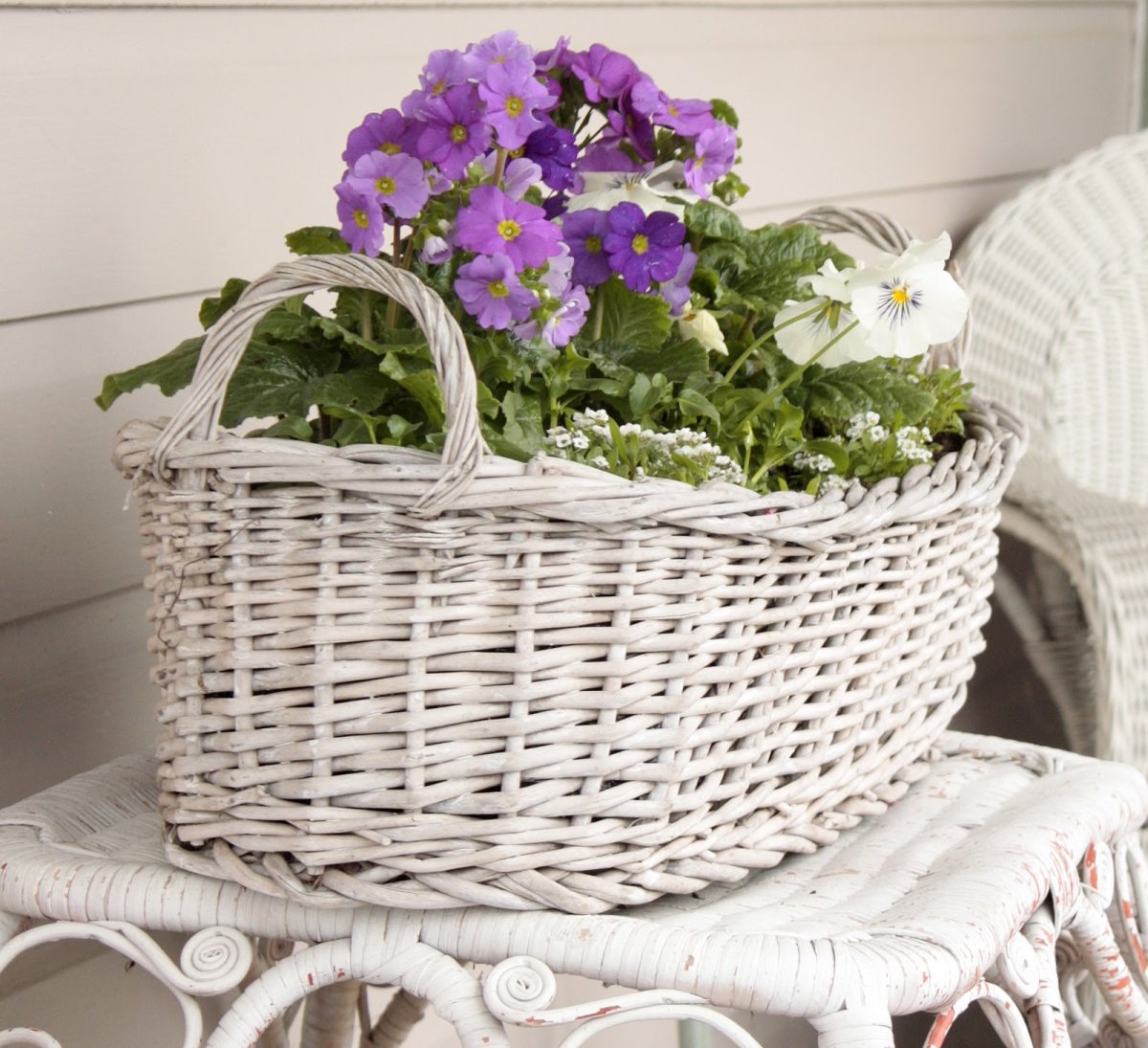 Плетеные корзины клумбы