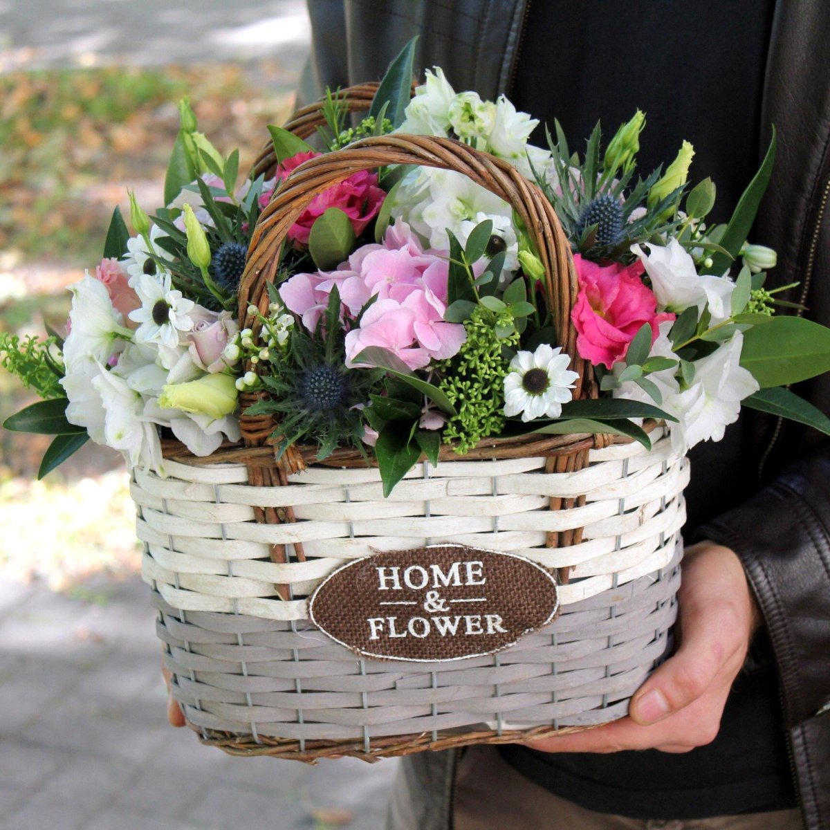Корзина с гортензией и эустомой