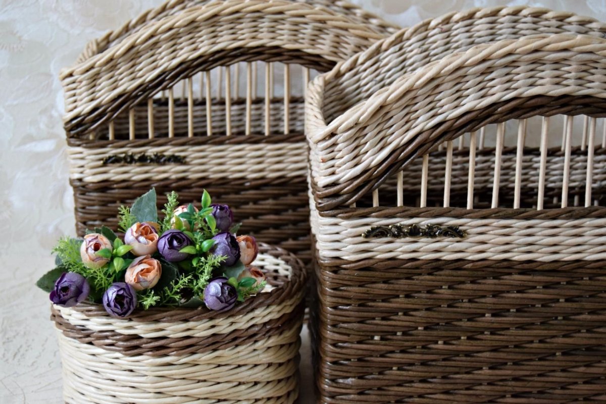 Деревянный стол с плетеной корзиной