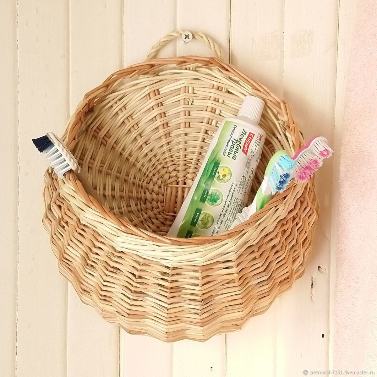 Плетеная корзина на стену