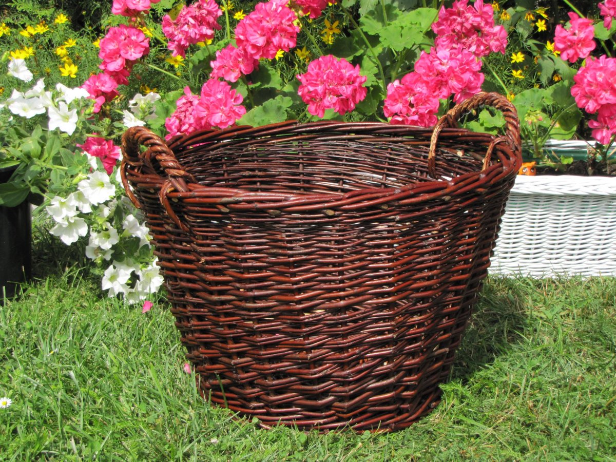 Плетеные корзины клумбы