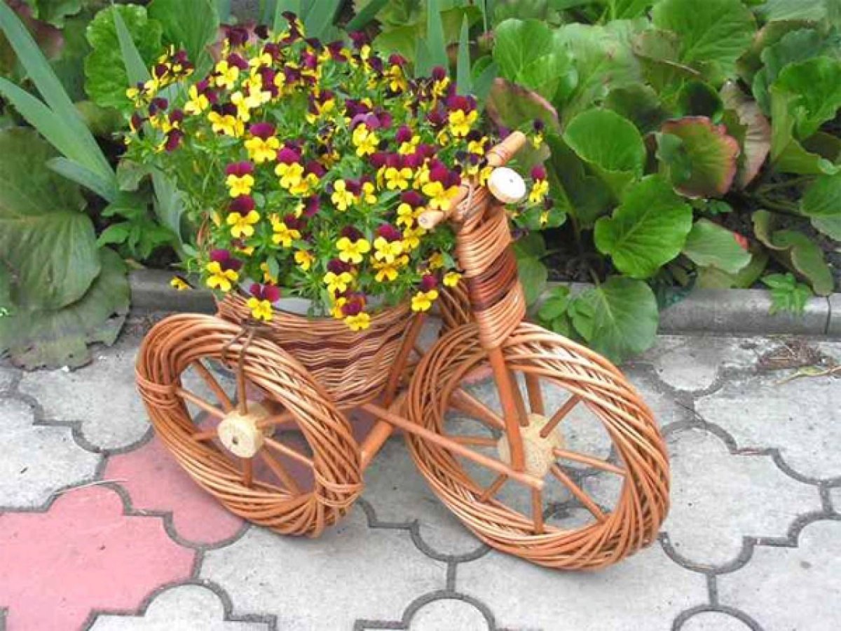 Клумба в корзине на даче