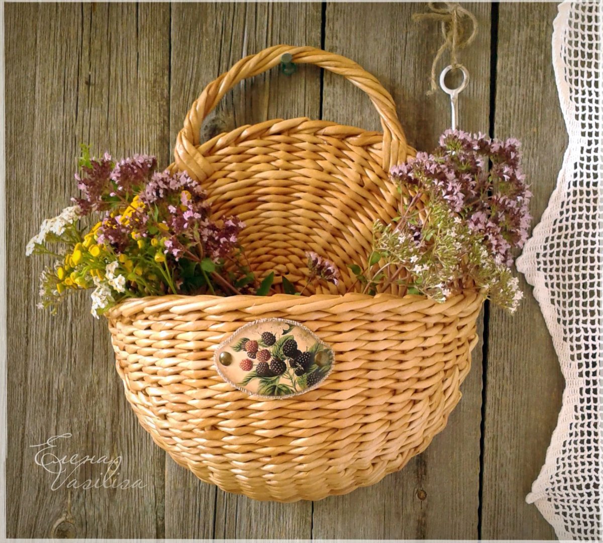 Плетеная корзинка на стену