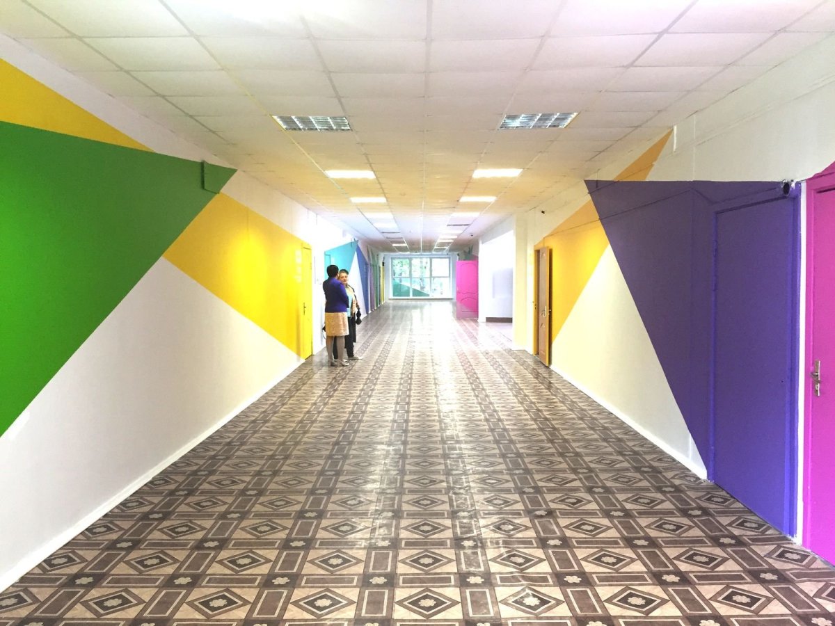 Разноцветные стены в школе