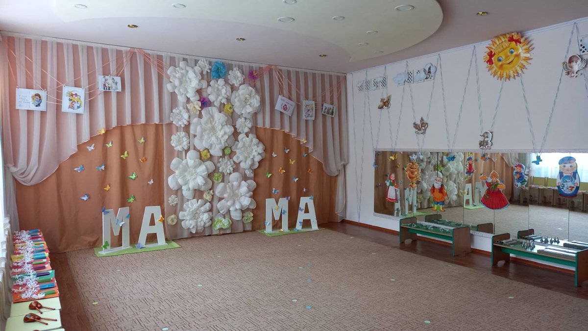 Украшение муз зала к 8 марта