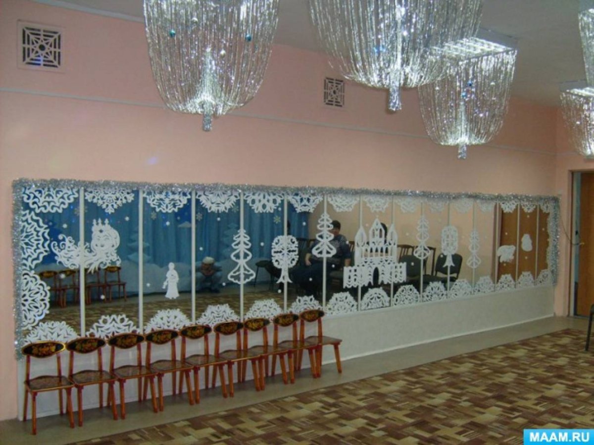 Украшение музыкального зала к новому году в детском саду