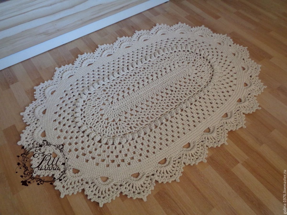 Овальный вязаный ковер