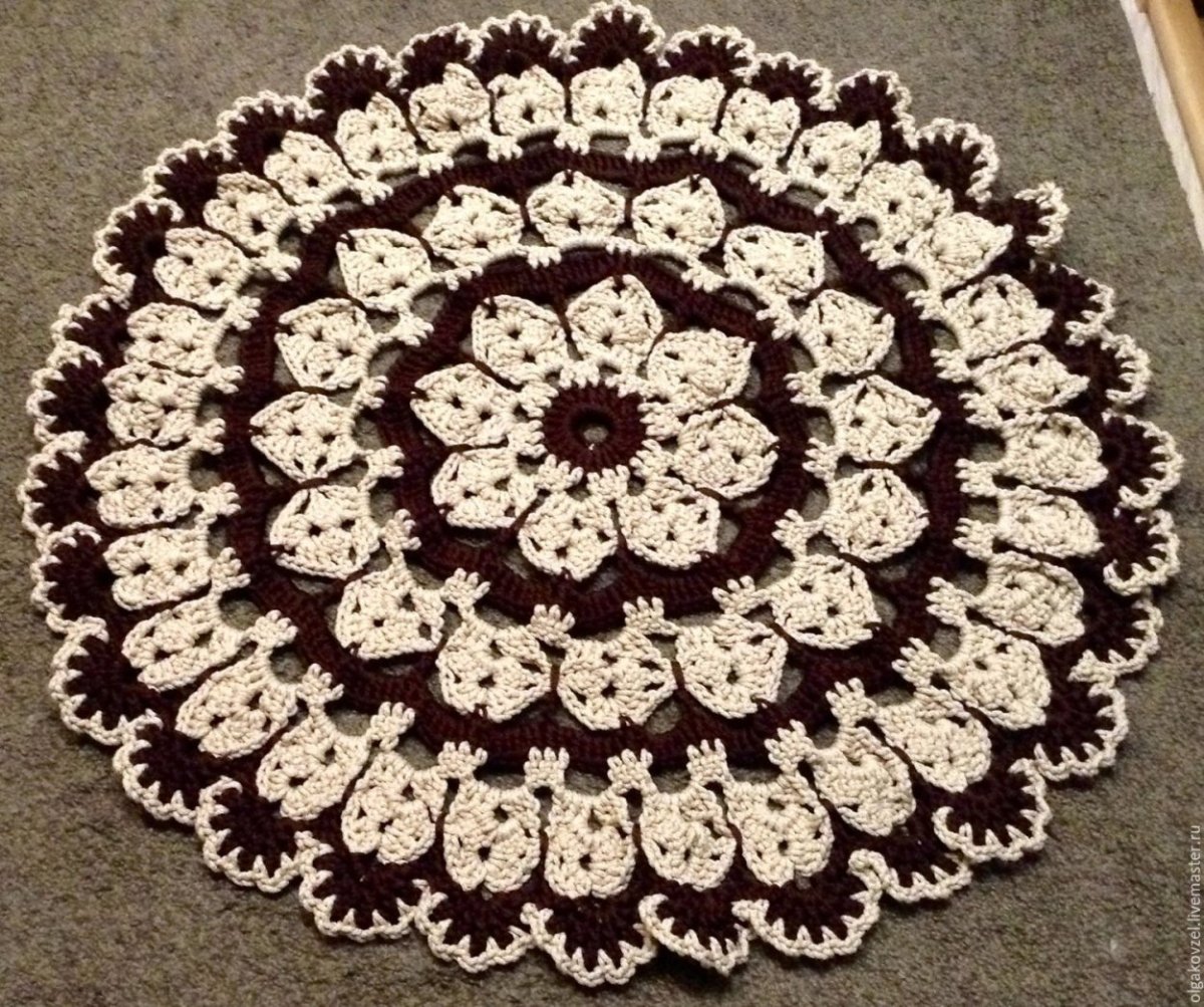 Вязаный крючком ковер коричневый