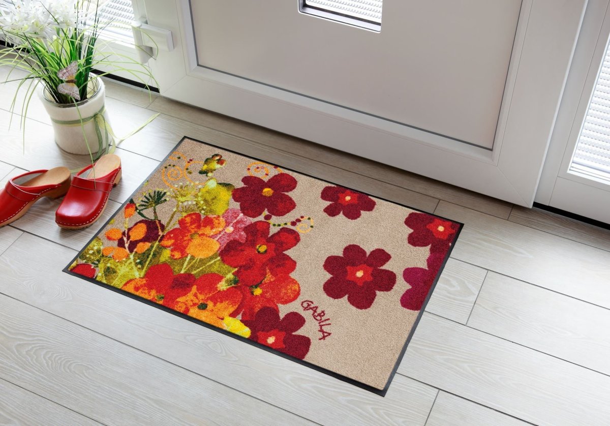 Яркий коврик в прихожей