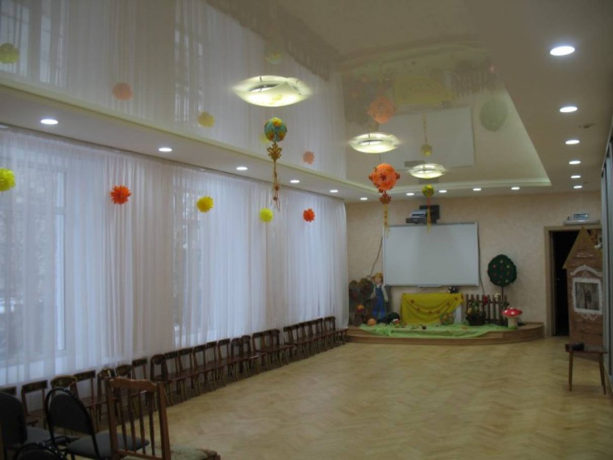 Современный музыкальный зал в детском саду