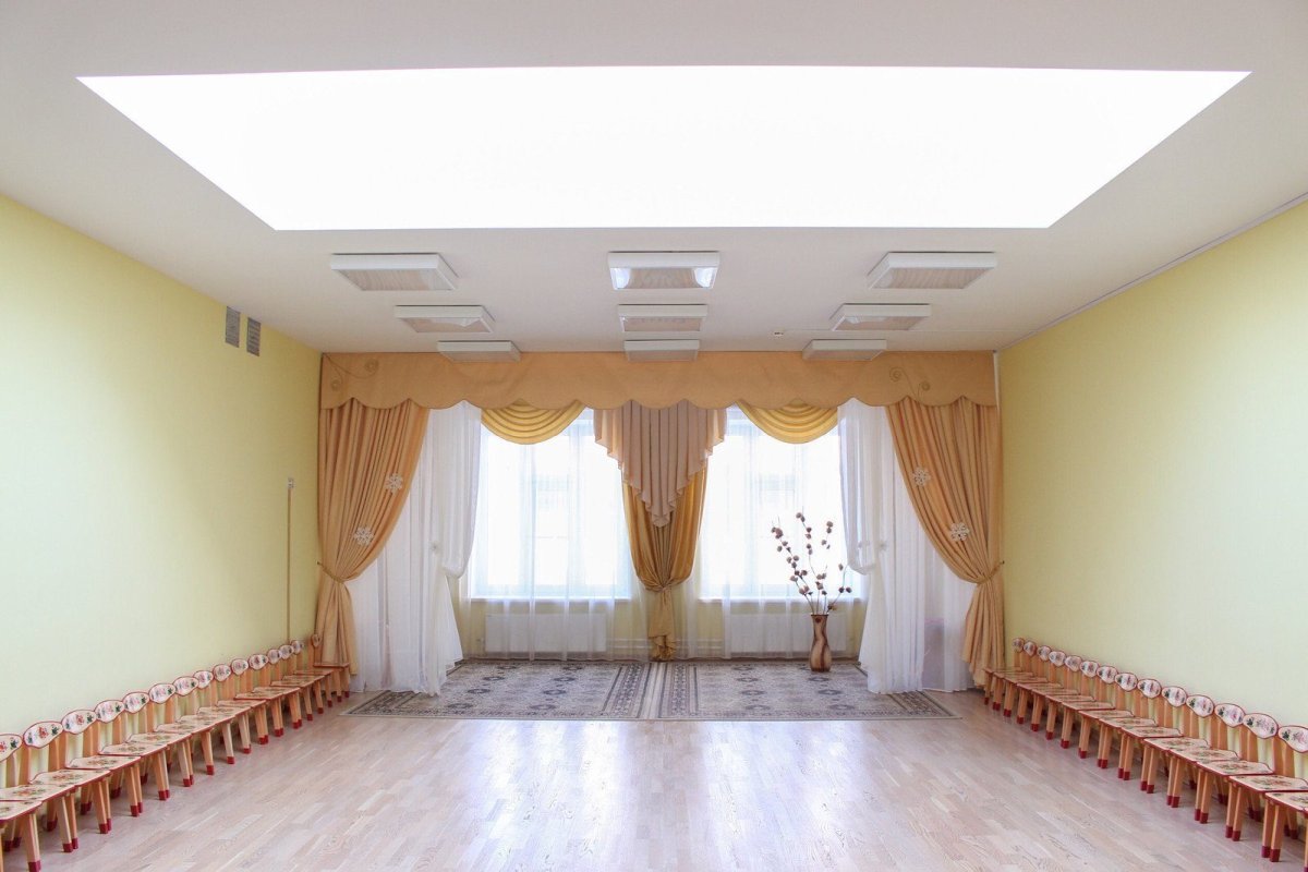 Современный потолок в музыкальном зале