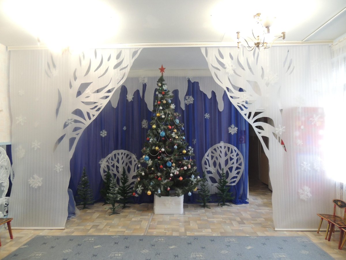 Новогоднее украшение зала в детском саду