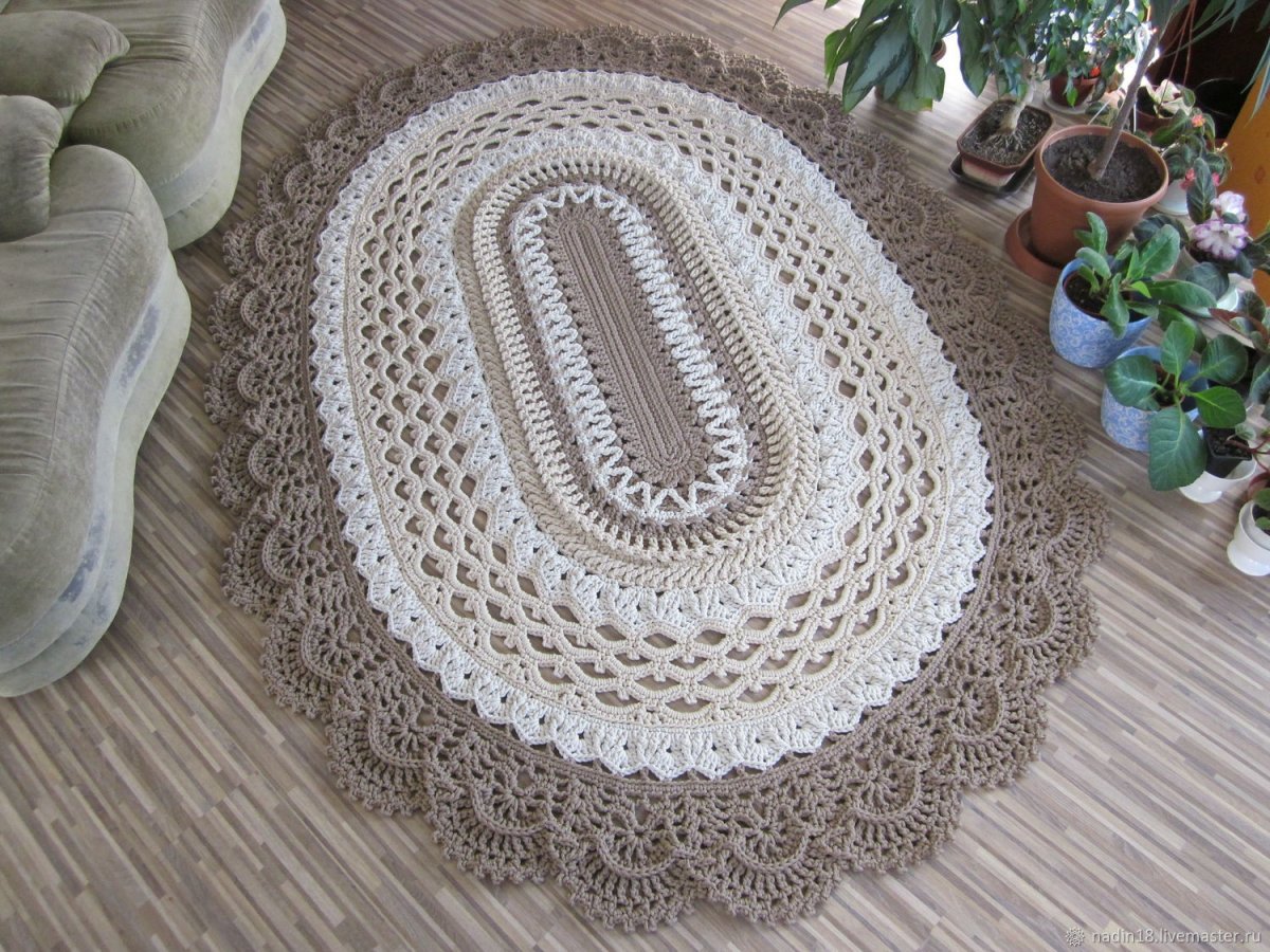 Вязаный овальный коврик
