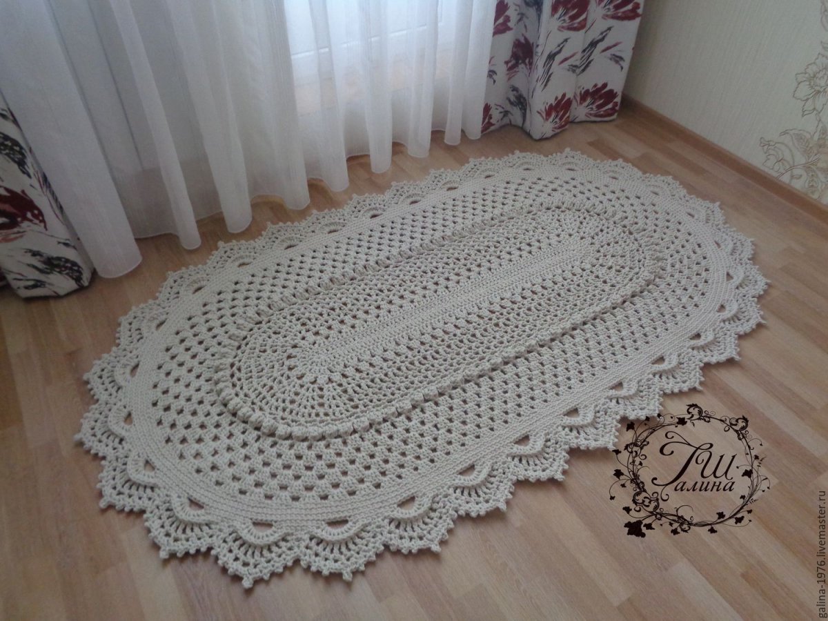 Овальный вязаный ковер