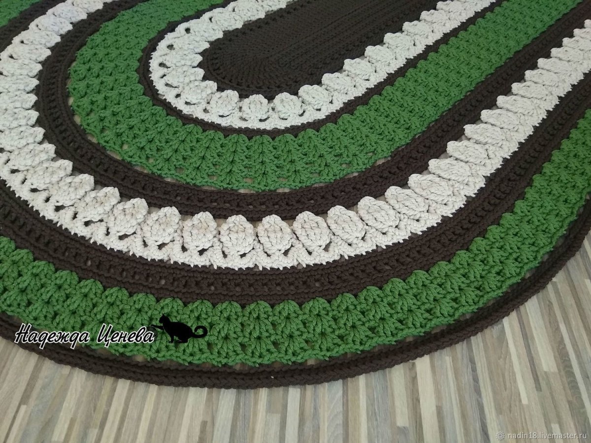 Овальный коврик на пол крючком