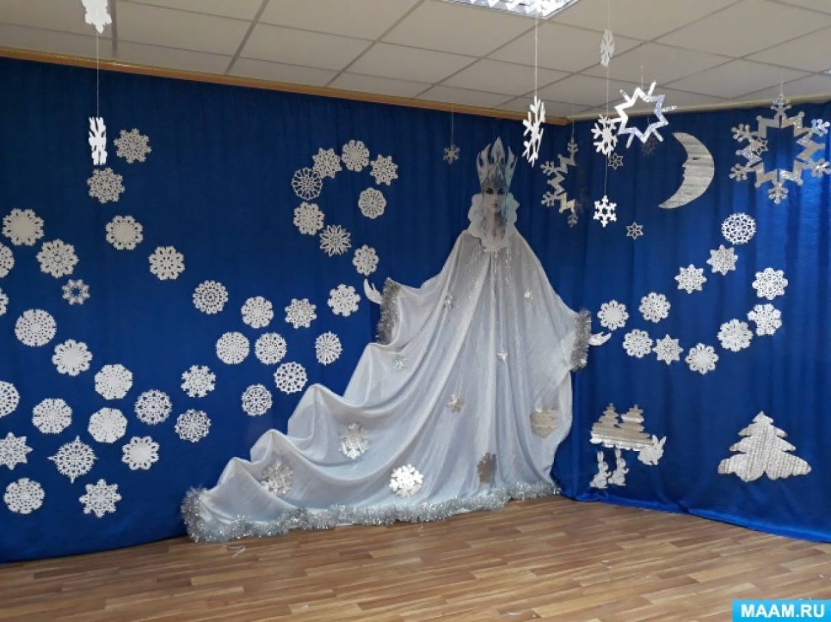 Зимнее украшение зала в детском саду