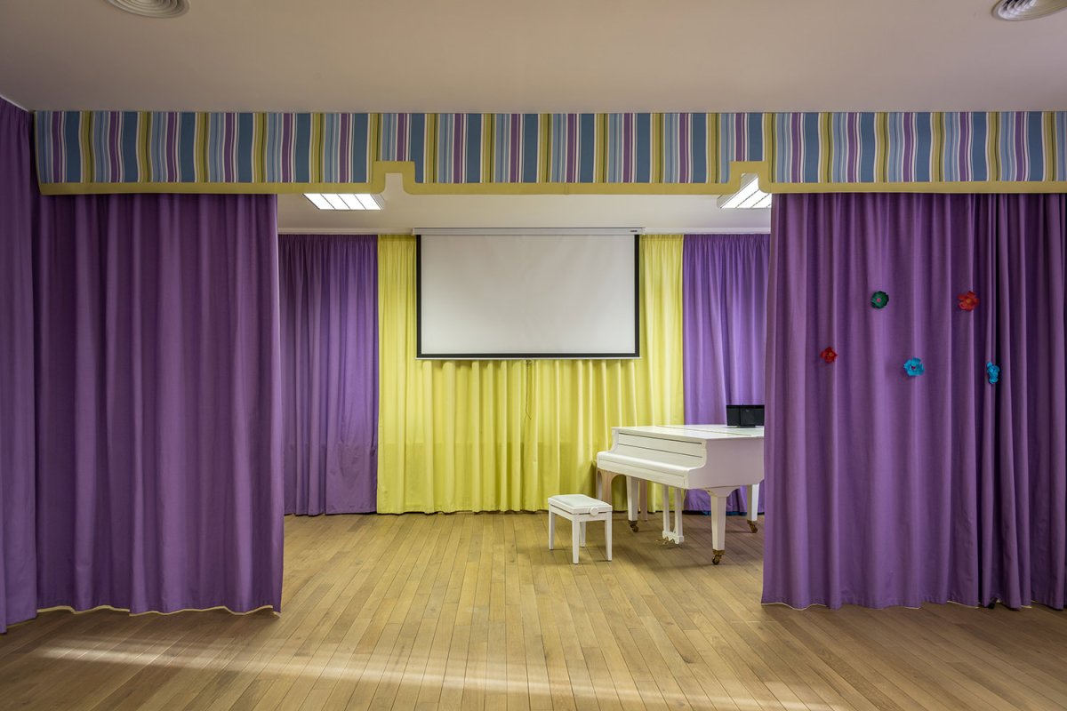 Шторы для сцены в детском саду