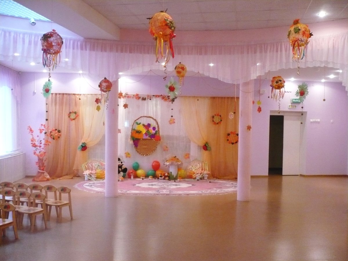 Осенний музыкальный зал в детском саду