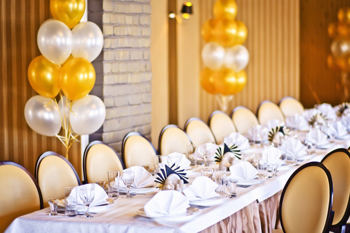 Украшение банкетного зала шарами